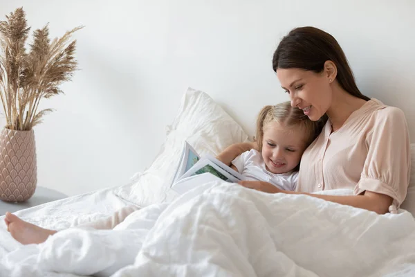 Vor dem Schlafengehen Mutter liest Tochter Märchen vor — Stockfoto