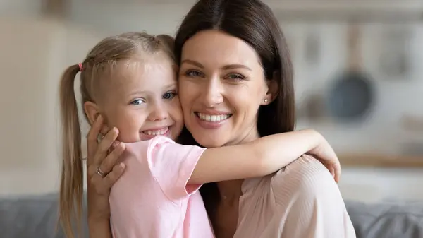 Mor och dotter omfamna tittar på kameran känns lycklig — Stockfoto