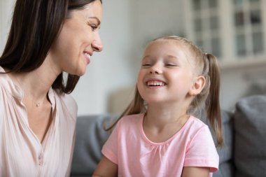 Mutlu küçük kız evde sevgi dolu anne ile vakit geçirmek