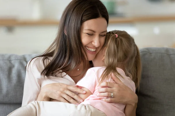 Mère tenant sur les genoux fille embrasse son profiter moment tendre — Photo