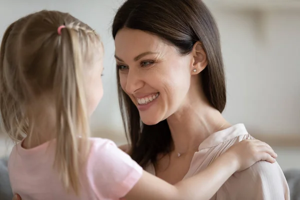 Close-up afbeelding dochter omarmt liefdevolle moeder — Stockfoto