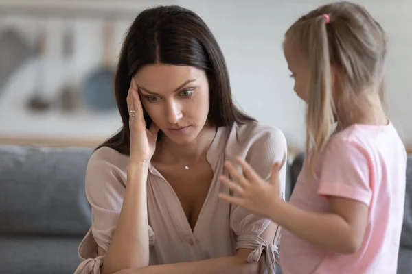 Mamá enojada y su hijita inquieta en casa — Foto de Stock