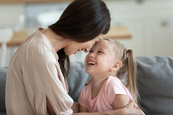 Moeder dochter aanraking voor hoofden lachen genieten tijd samen — Stockfoto