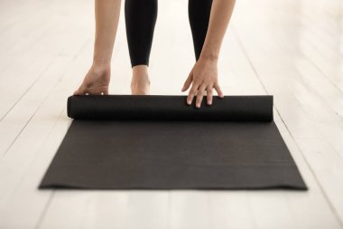 Yoga dan önce veya sonra paspas yuvarlayen kadın yakın çekim