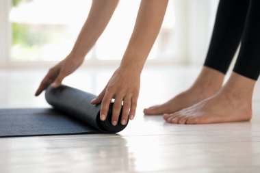 Kadın yoga, haddeleme siyah paspas yan görünümü yakın
