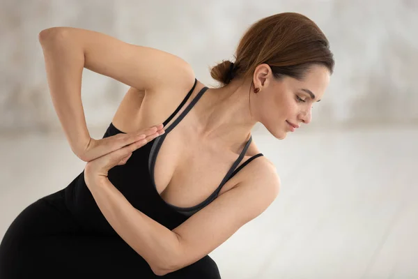 Wanita cantik mengenakan pakaian olahraga hitam berlatih yoga, melakukan latihan — Stok Foto