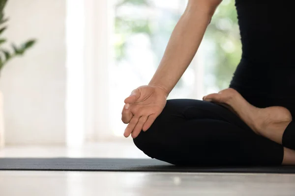 Femme pratiquant le yoga, Padmasana, relaxant dans Lotus pose gros plan — Photo