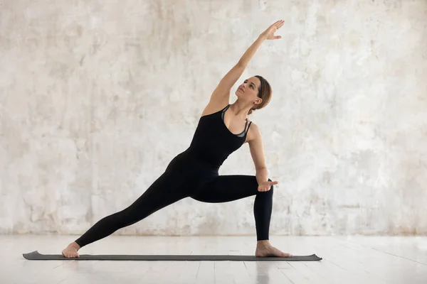 Mulher praticando ioga, fazendo exercício Utthita parsvakonasana, ângulo lateral — Fotografia de Stock