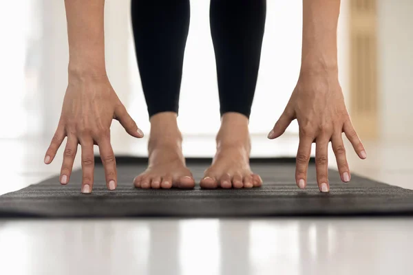 Žena, která cvičila jómu, uttanasana, ruce a nohy zblízka — Stock fotografie