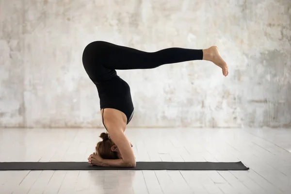 Mujer practicando yoga, cabecera, variación de ejercicio de salamba sirsasana — Foto de Stock