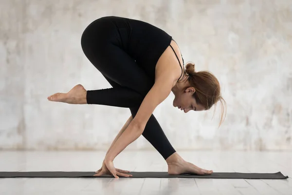 Krásná mladá žena trénuje jóga, připravuje se na ruční cvičení — Stock fotografie
