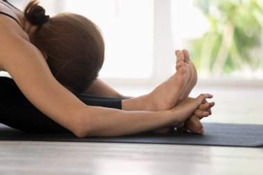 Kadın yoga, Oturmuş ileri viraj, paschimottanasana yakın