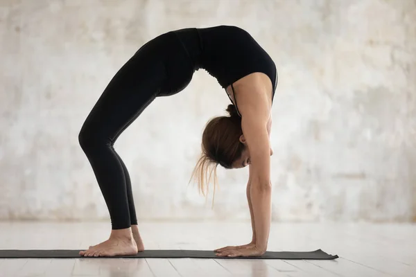 Mujer joven practicando yoga, Ejercicio puente, Urdhva Dhanurasana — Foto de Stock