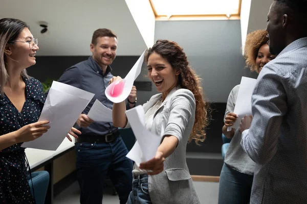 Feliz líder femenina exitosa y el baile en equipo en la oficina — Foto de Stock