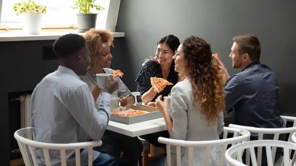 Happy multietniska kontor affärsfolk ha kul dela pizza tillsammans — Stockfoto