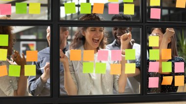 Kendinden geçmiş kafkas kadın lider ve çeşitli iş ekibi başarıyı kutluyor