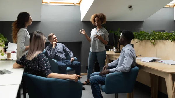 Mentora líder africana habla con grupo de trabajo multiétnico — Foto de Stock