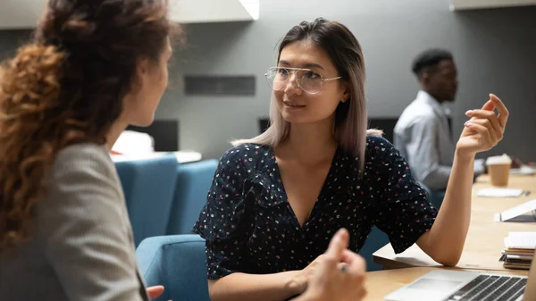 Азіатський підприємець спілкування з жінкою колеги в офісі — стокове фото