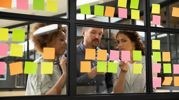 Divers Business team brainstorm over project strategie met Sticky Notes — Stockfoto