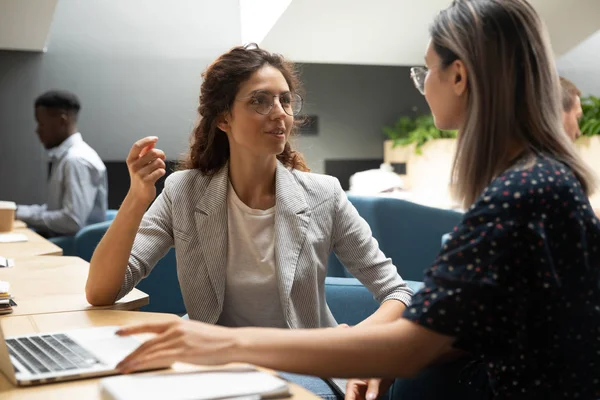 Mentor féminin instruisant un nouveau travailleur sur le lieu de travail, concept d'apprentissage — Photo