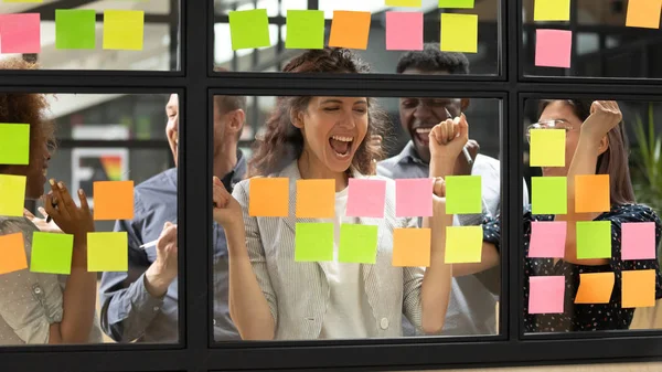 Extatische Kaukasische vrouwelijke leider en divers Business team vieren succes — Stockfoto