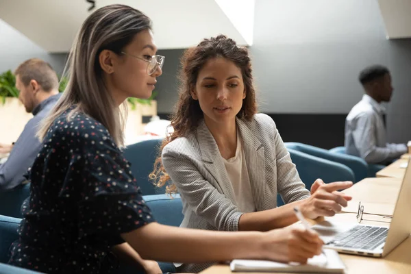 Caucasian female mentor instructing asian trainee explain computer project — Stock Photo, Image