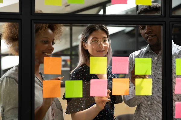 Equipe de negócios multiétnica brainstorm escrever ideias em notas pegajosas — Fotografia de Stock