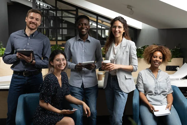 Happy diversificada empresa internacional pessoal pessoal de negócios equipe retrato — Fotografia de Stock