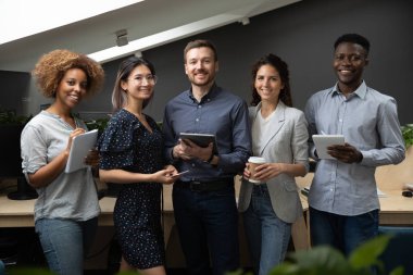 Mutlu çok ırklı iş ekibi kamera, portre bakarak birlikte durmak