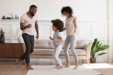 Mutlu afro-amerikan aile eğlenmek, evde dans.