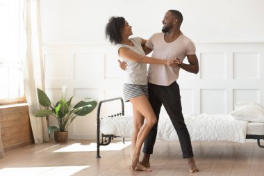 Mutlu afrikalı-amerikalı aile çift yatak odasında dans.