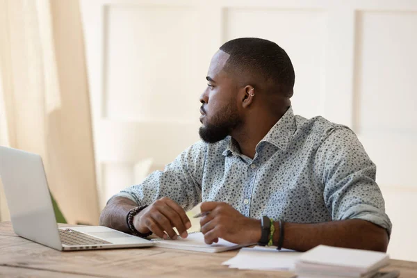 Trött afrikansk amerikansk ung man känsla uttråkad. — Stockfoto