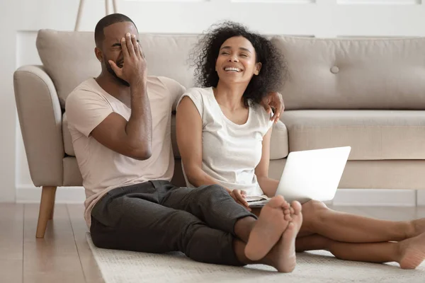 Felice coppia di famiglia afro-americana ridere allo scherzo, divertirsi . — Foto Stock