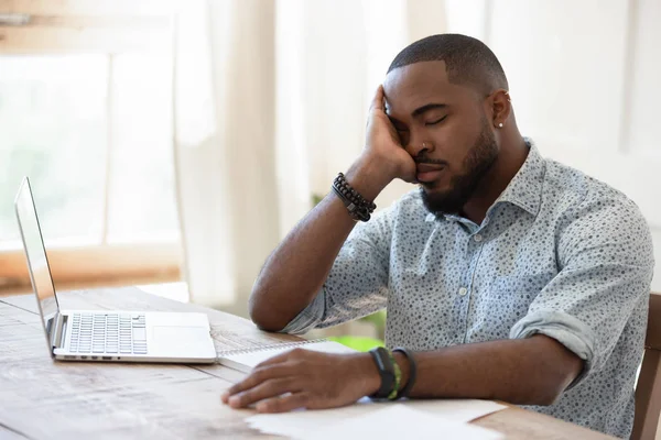 Tired african american man sleeping in front of computer. — Stock Photo, Image
