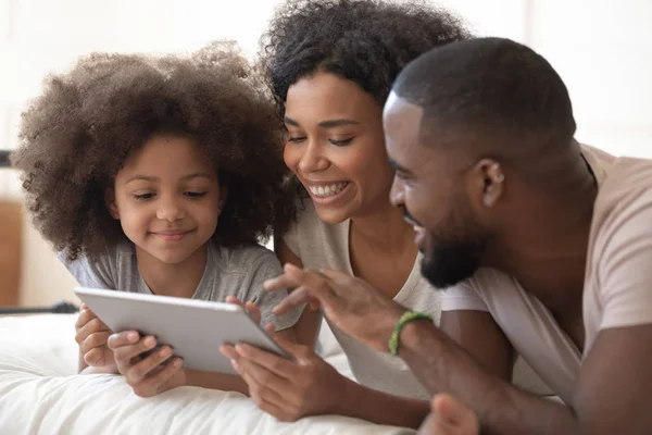 Mutlu siyah aile birlikte dijital tablet kullanarak. — Stok fotoğraf