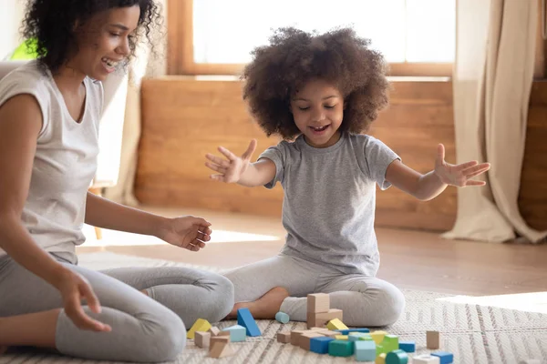 Sonriente africano americano madre jugando con lindo hija . — Foto de Stock