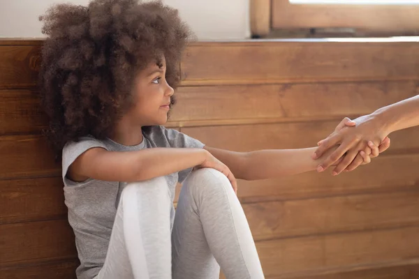 Feliz mestiza adorable niña sosteniendo la mano prestada . — Foto de Stock