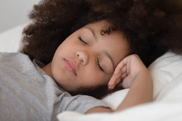 Menutup ras campuran cute damai gadis tidur siang anak . — Stok Foto