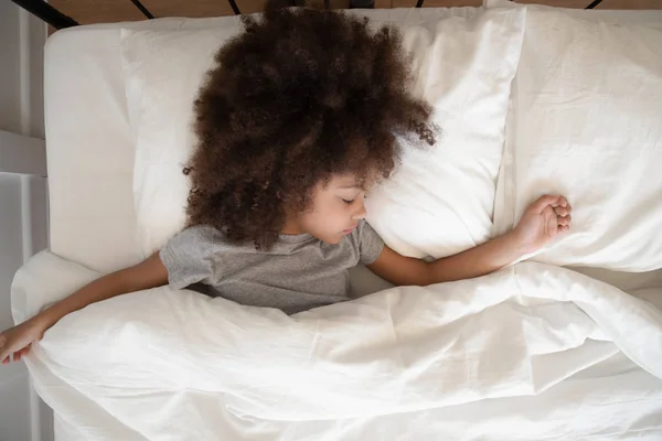 Top view adorable niña afroamericana durmiendo sola . — Foto de Stock