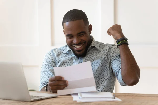 Heureux homme afro-américain a reçu l'approbation de prêt bancaire . — Photo