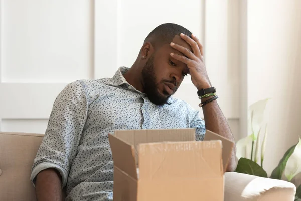 Unhappy african american male recipient recieved damaged item. — Stock Photo, Image