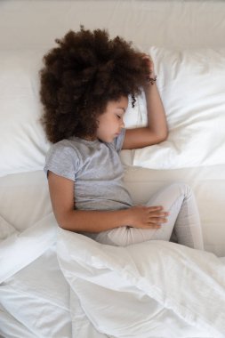 Dikey görüntünün üst tegörünümü küçük çocuğun uyuduğunu ortaya çıkardı.