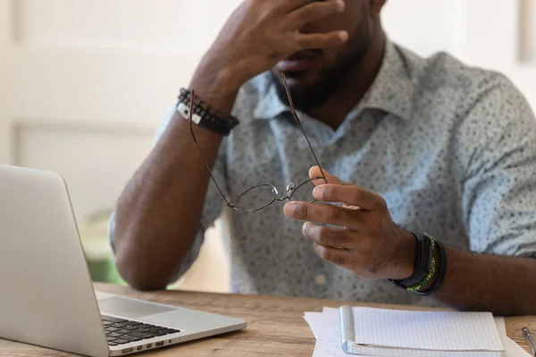 Millennial entreprenör känner sig trött, ta av glasögon. — Stockfoto