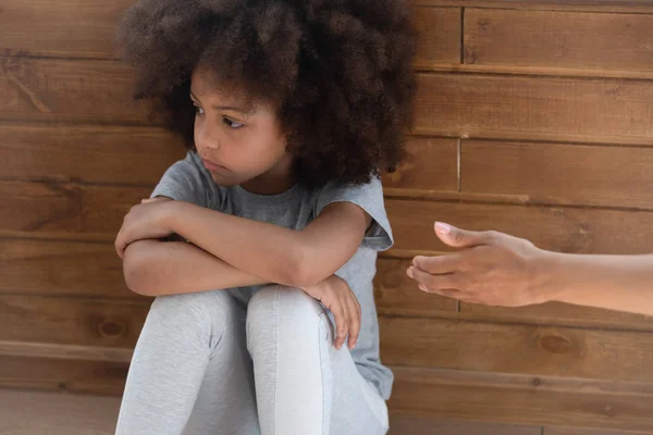 Bouleversé afro-américain petite fille ignorant prêté maman main . — Photo