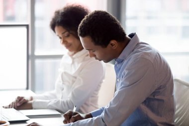 Afro-Amerikan yönetici stajyer staj sonuçlarını değerlendirmek yazmak