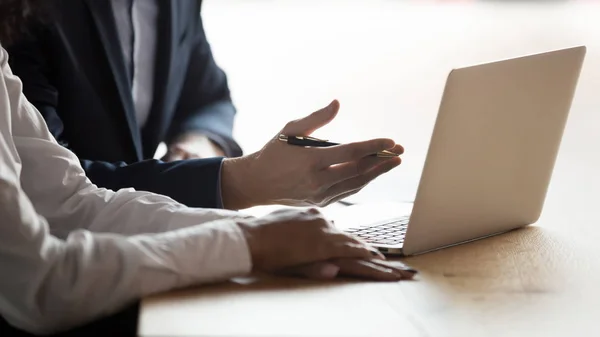 Menutup beragam pengusaha bernegosiasi menggunakan laptop — Stok Foto