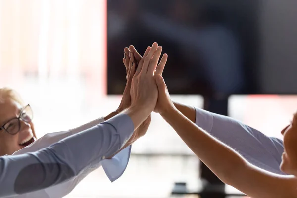 Bliska ekscytowanych pracowników łączy ręce dla wspólnego sukcesu — Zdjęcie stockowe