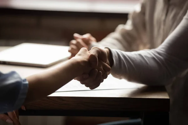 Fechar até casal handshaking empresária, fazendo negócio bem sucedido — Fotografia de Stock