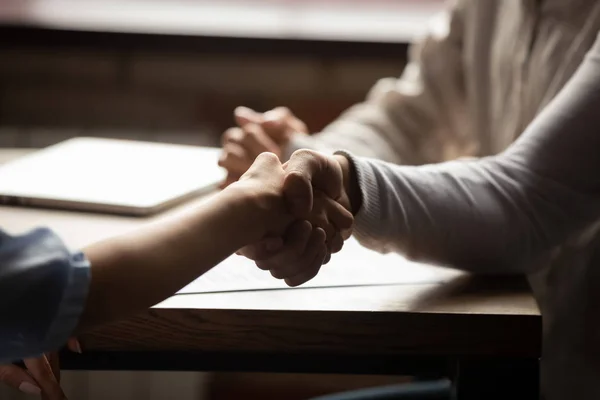 Cerca de pareja apretón de manos de la mujer de negocios, haciendo un trato exitoso — Foto de Stock