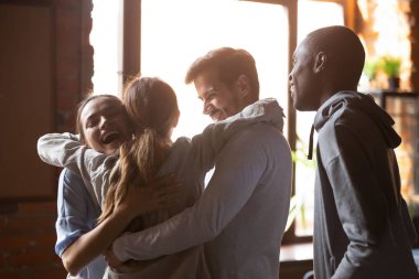 Çeşitli en iyi arkadaşlar kucaklayan, ani toplantıda kafede tebrik